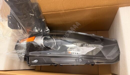 Lampa przednia Prawa Ciemna 68085140AL