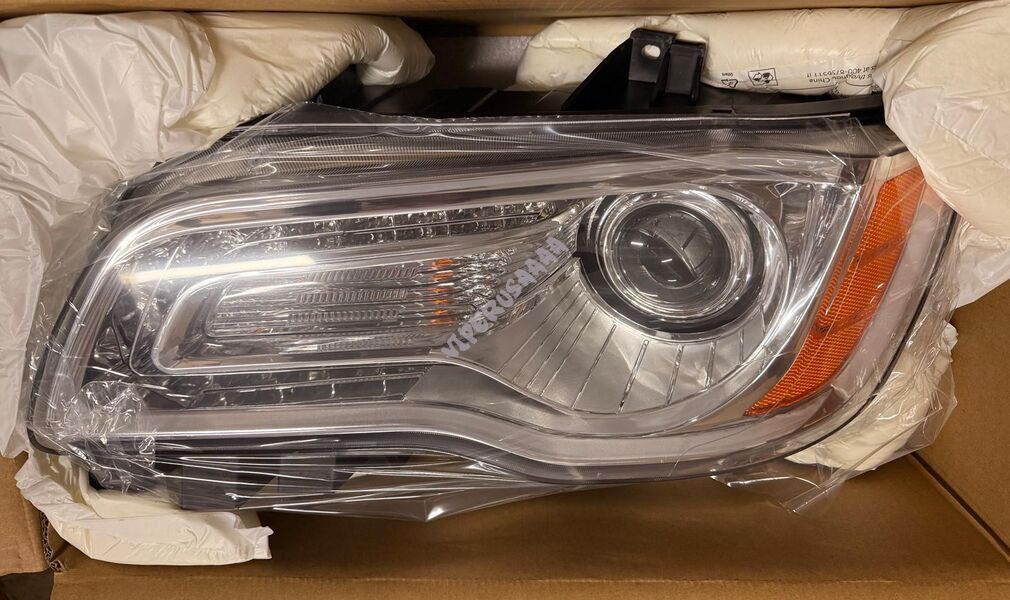Lampa przednia lewa halogenowa Chrom 68143003AC