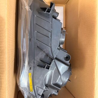 Lampa przednia prawa Xenon 68085418AG - 2